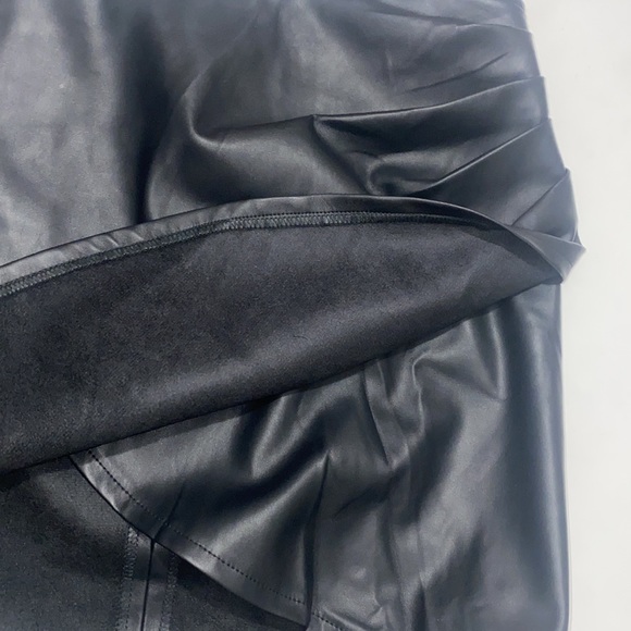 Mini black faux leather skirt with soft lining and side pleating. - Picture 4 of 5